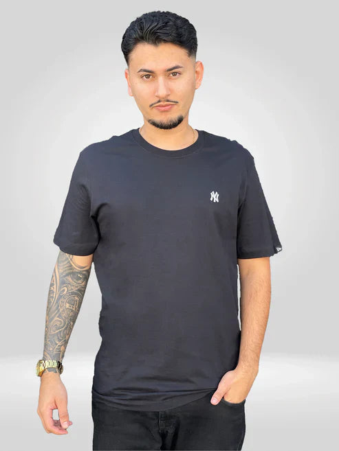 CAMISETA NEW ERA PLUS SIZE MINI BORDADO NEYYAN PRETO